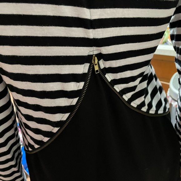 Black and White Striped Shirt with Zipper as a Design - Picture 4 of 4